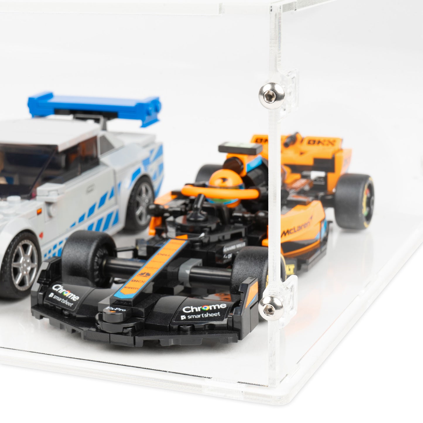 Fitting detail view of 4x LEGO Speed Champions Perpendicular Display Case with a stackable clear base.