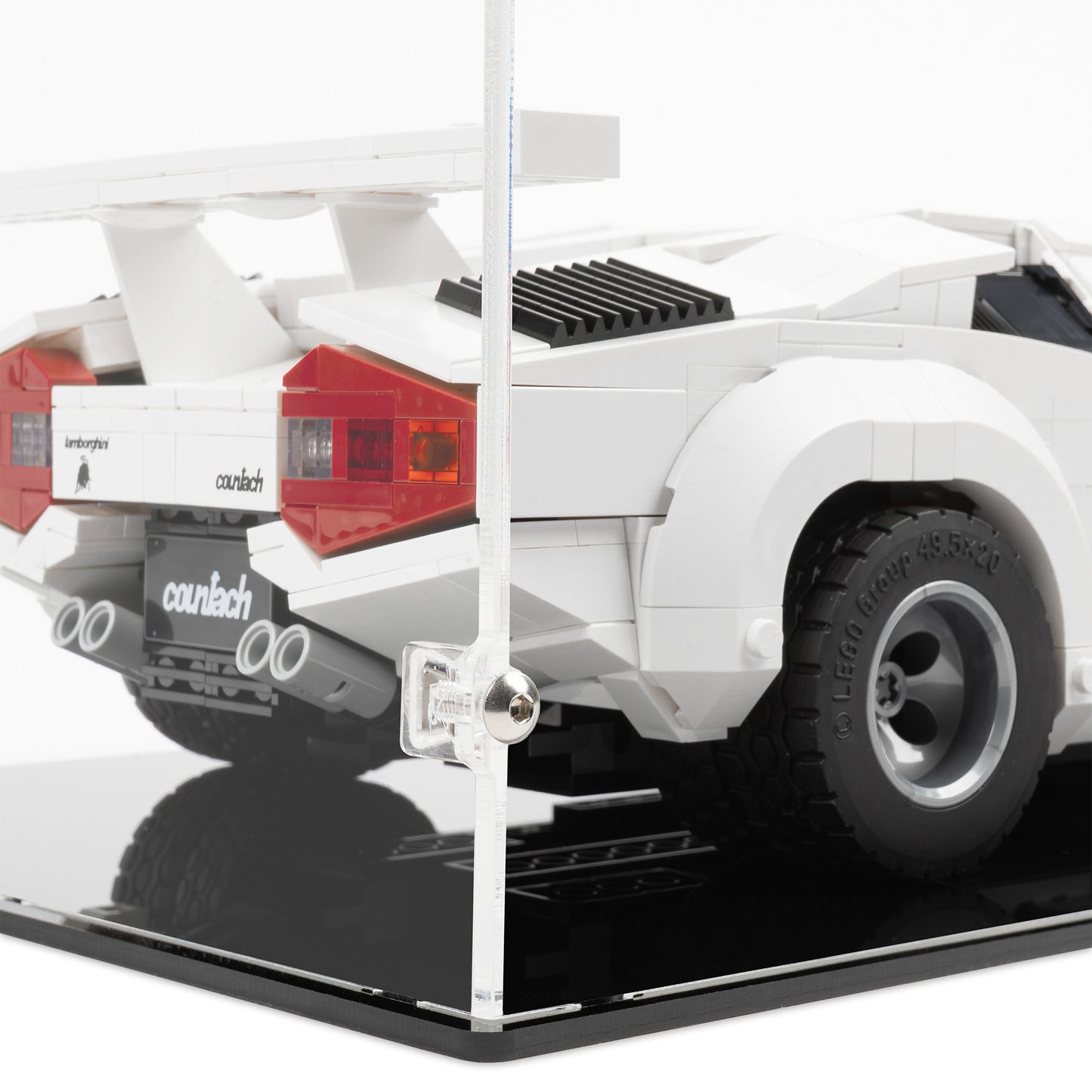 Fitting detail view of LEGO 10337 Lamborghini Countach 5000 Quattrovalvole Display Case.