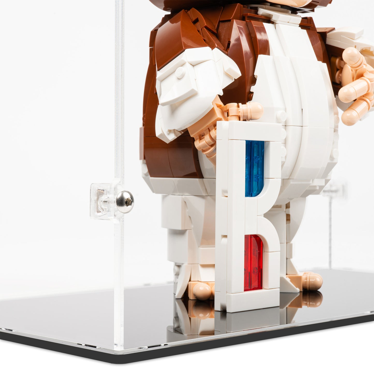Fitting detail view of LEGO 21361 Gremlins Gizmo Display Case.