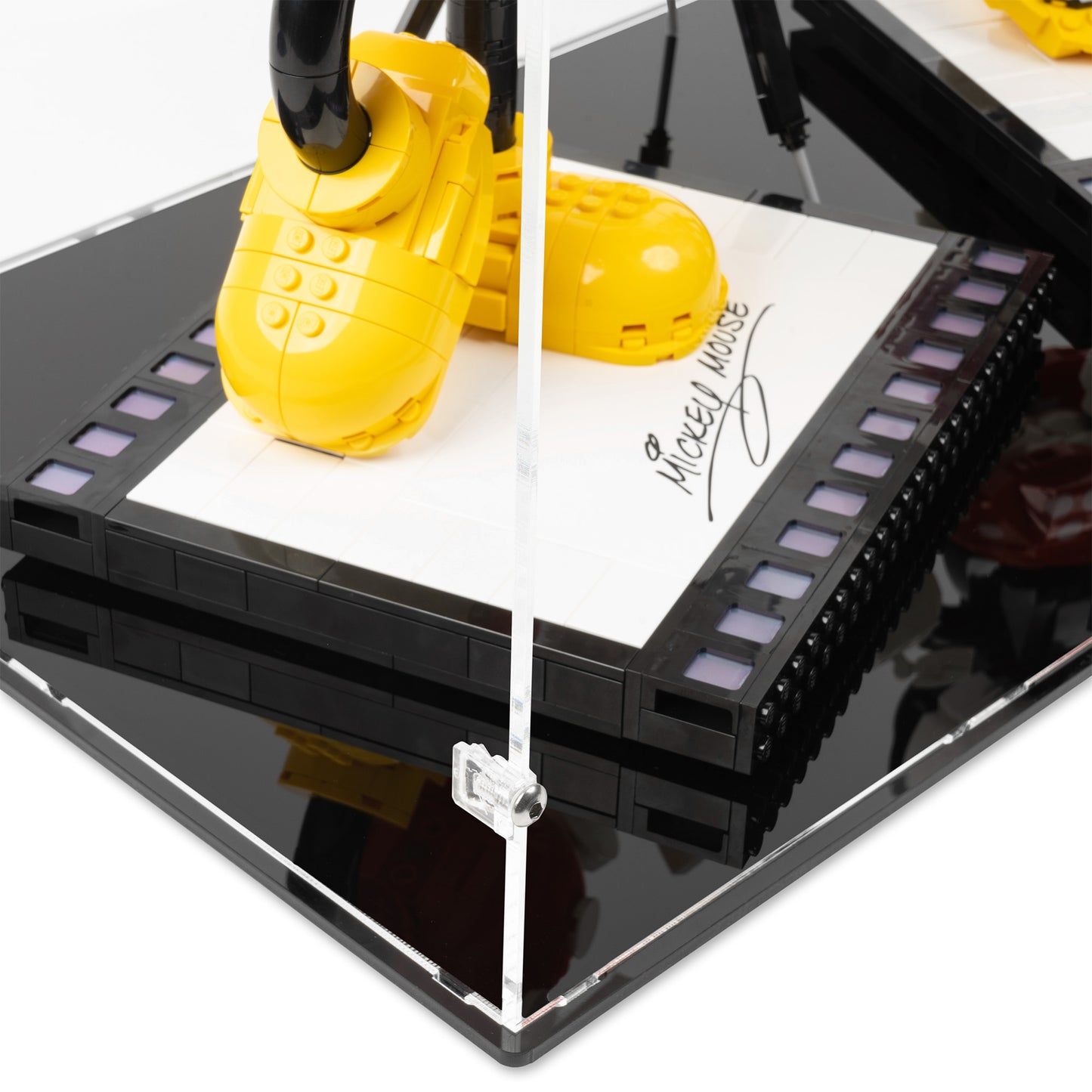 Fitting detail view of LEGO 43179 Mickey Mouse and Minnie Mouse Display Case.