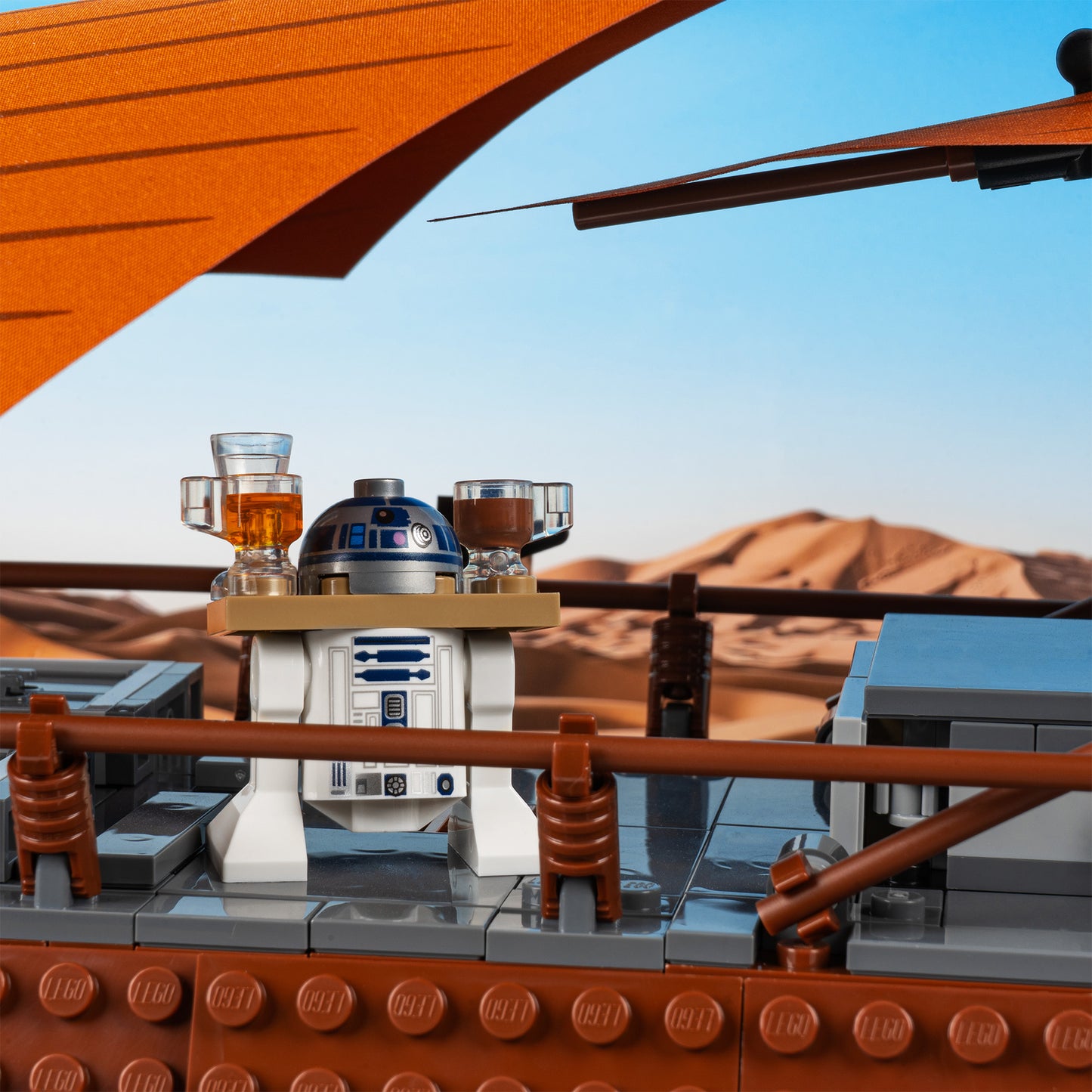 R2-D2 detail view of LEGO 75397 UCS Jabba's Sail Barge Display Case with a UV printed background.