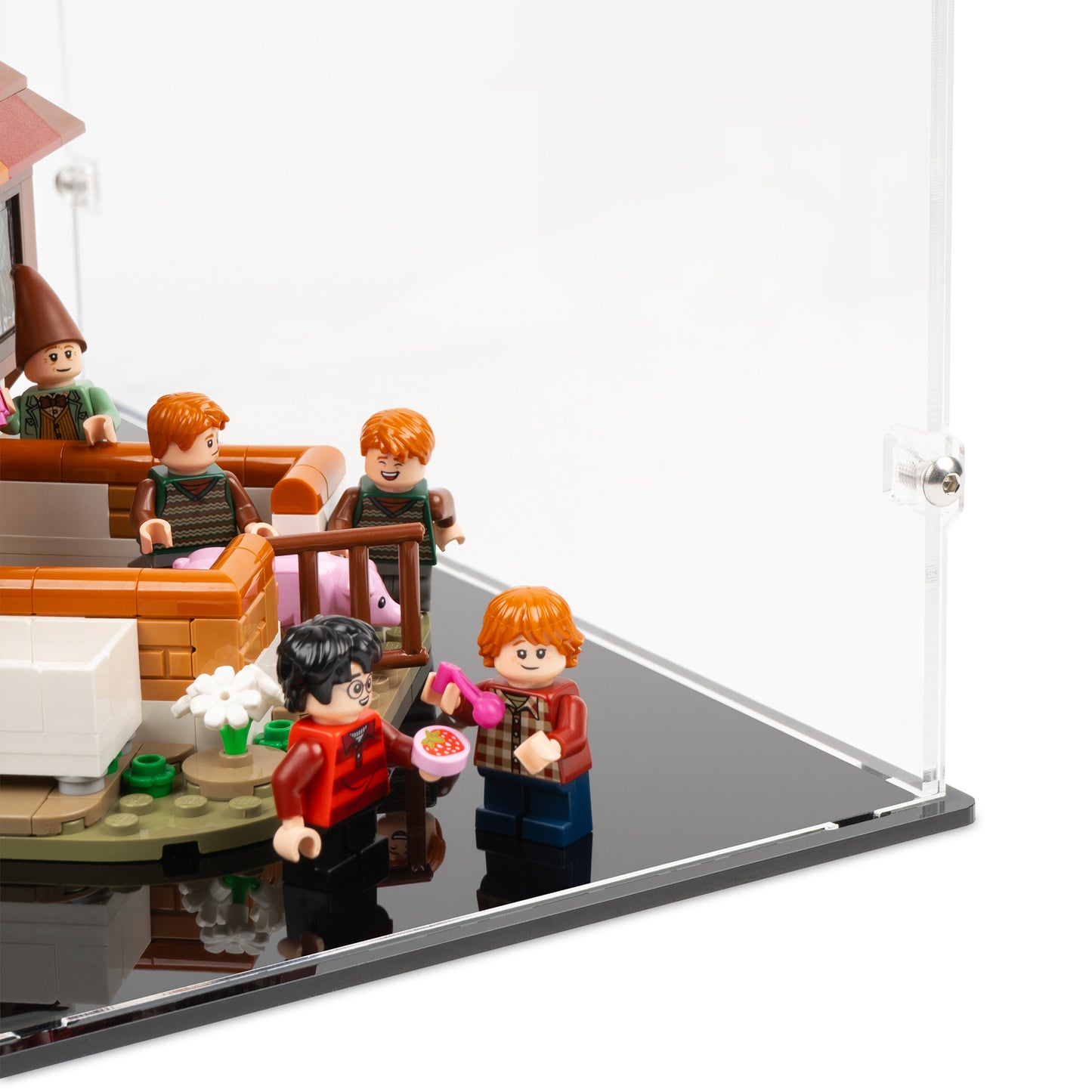 Fitting detail view of LEGO 76437 The Burrow – Collectors' Edition Display Case.