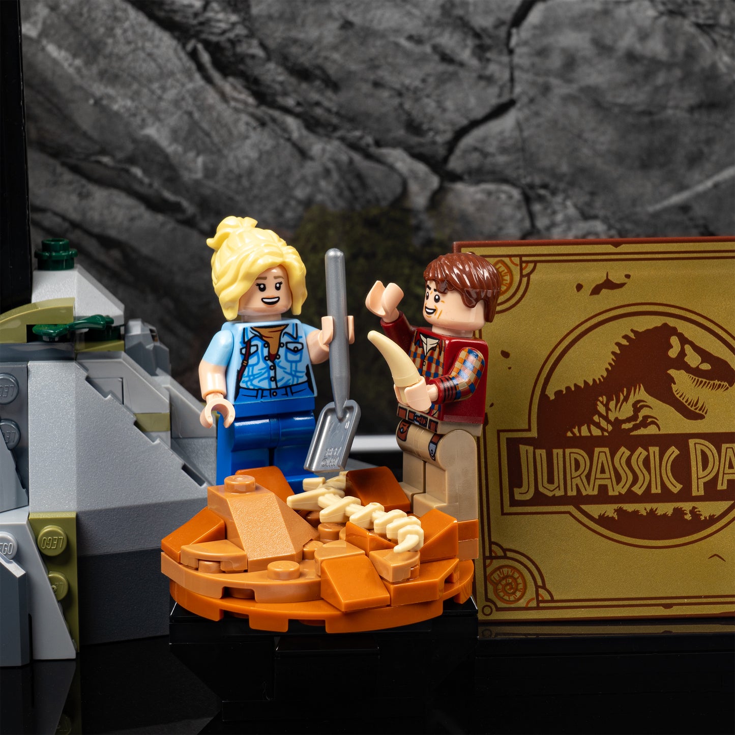 Minifigures detail view of LEGO 76968 Dinosaur Fossils Tyrannosaurus rex Display Case with a UV printed background.
