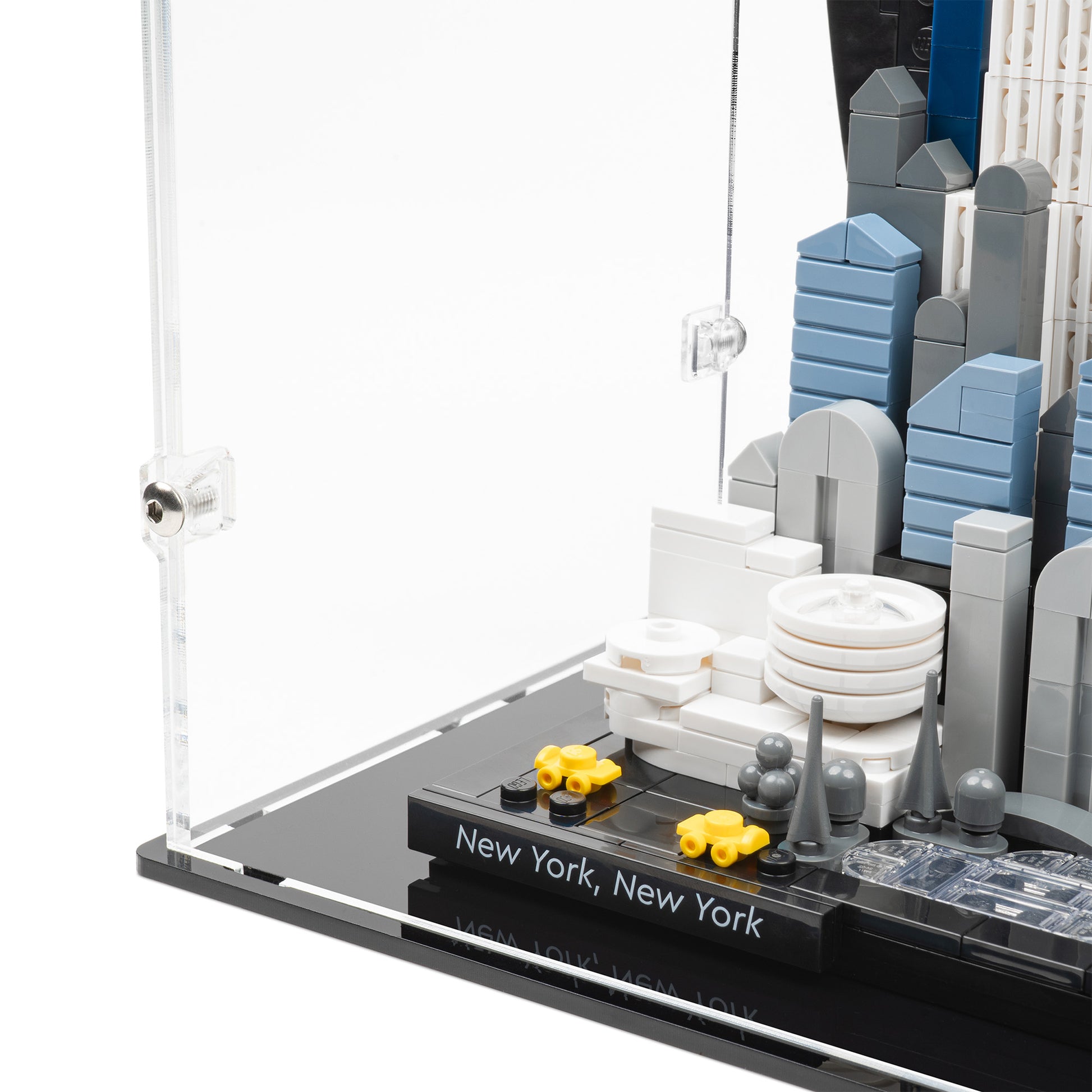 Fitting detail view of LEGO 21066 New York City – The Big Apple Display Case.