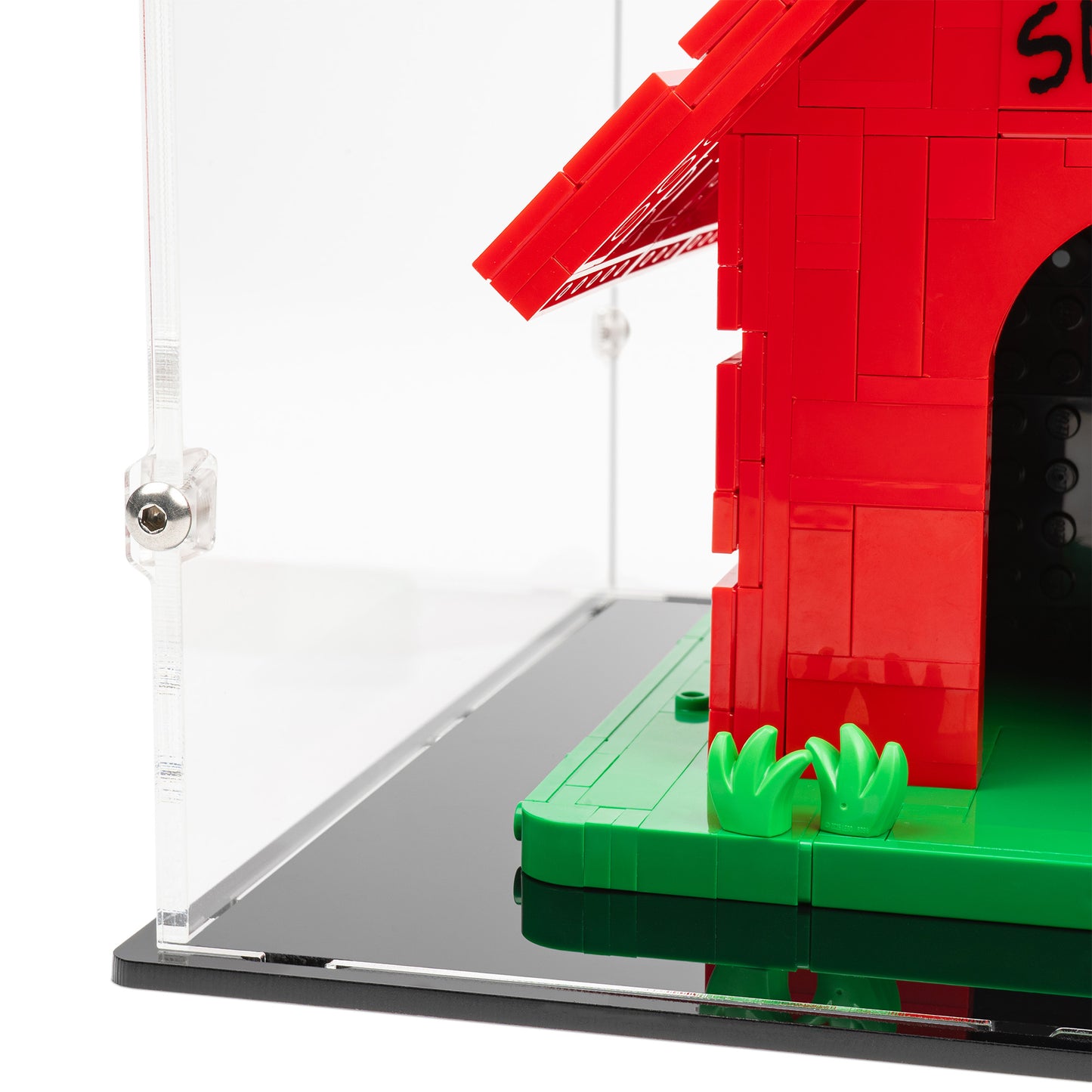 Bottom fitting detail view of LEGO 21368 Peanuts Snoopy's Doghouse Display Case.
