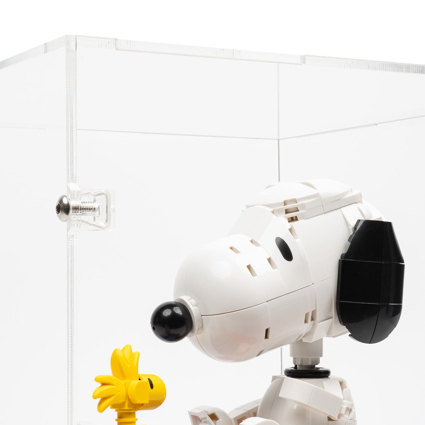 Top fitting detail view of LEGO 21368 Peanuts Snoopy's Doghouse Display Case.