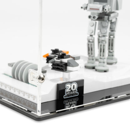 Fitting detail view of LEGO 40333 Battle of Hoth – 20th Anniversary Edition Display Case.