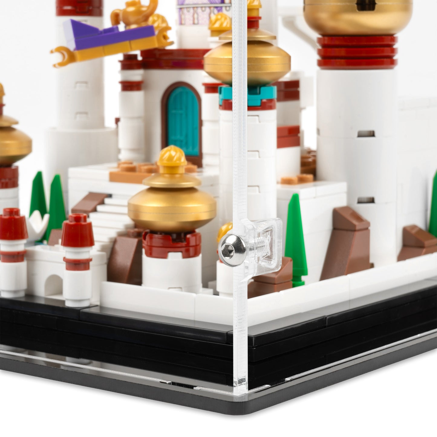 Fitting detail view of LEGO 40613 Mini Disney Palace of Agrabah Display Case.