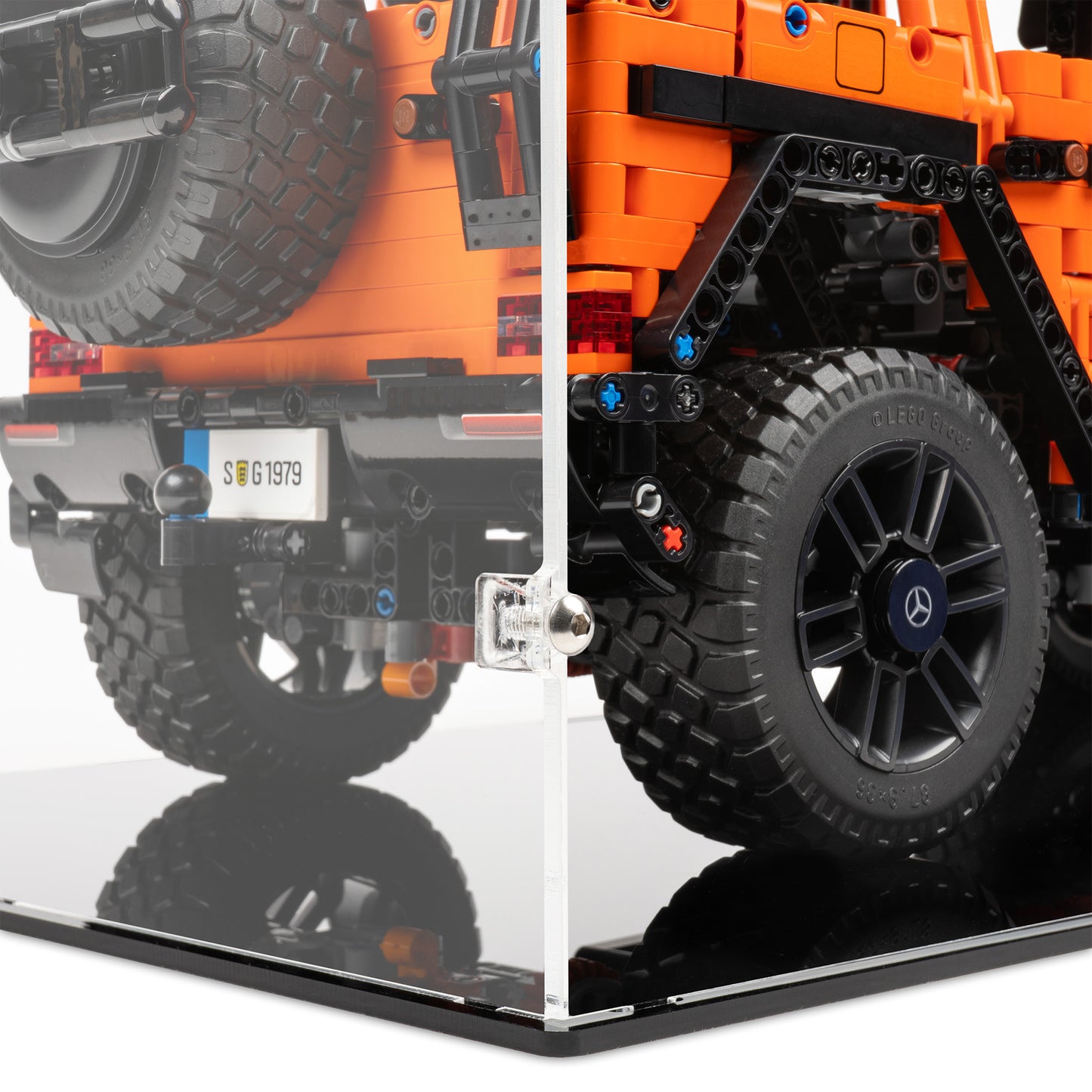 Fitting detail view of LEGO 42177 Mercedes-Benz G 500 PROFESSIONAL Line Display Case.
