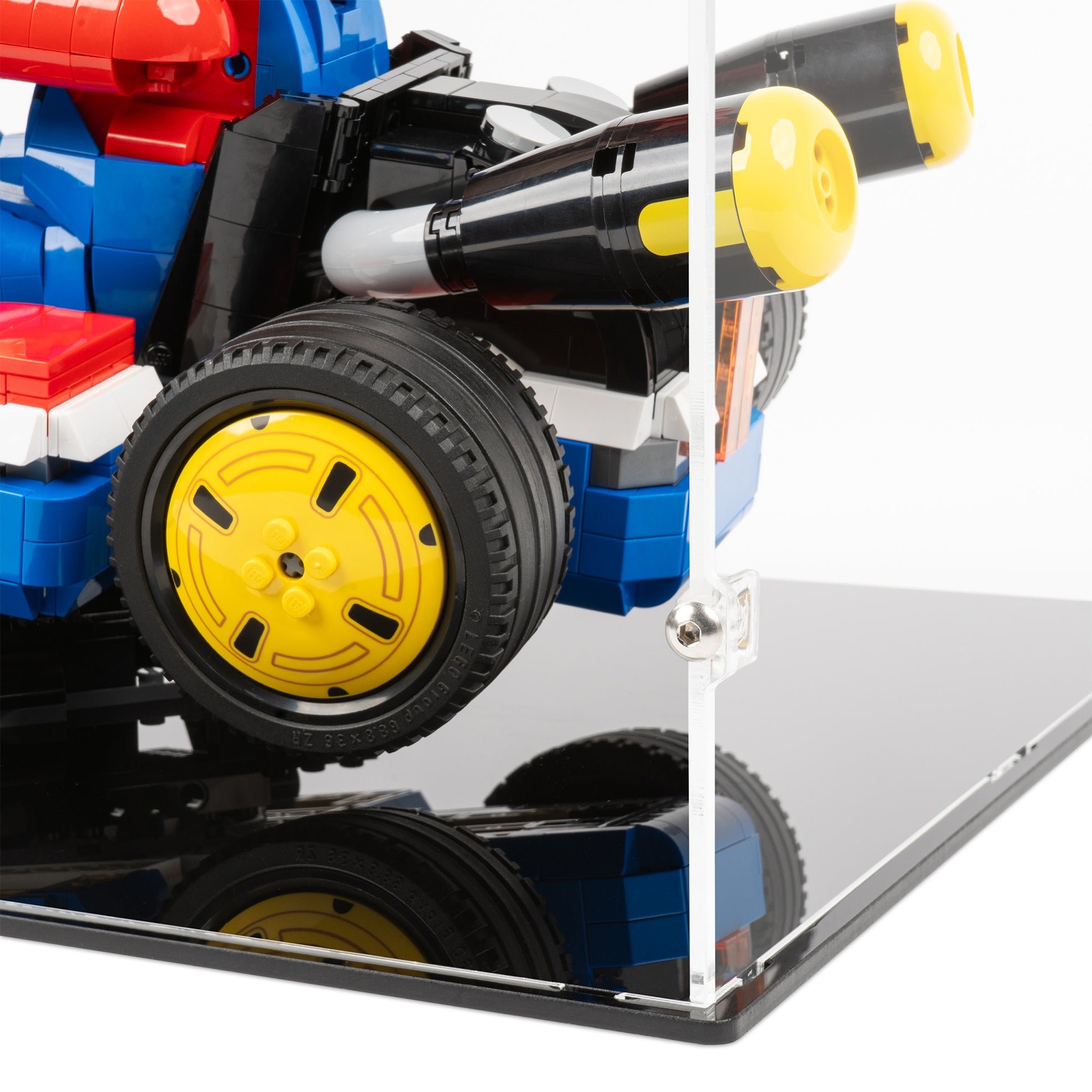 Fitting detail view of LEGO 72037 Mario Kart – Mario and Standard Kart Display Case.