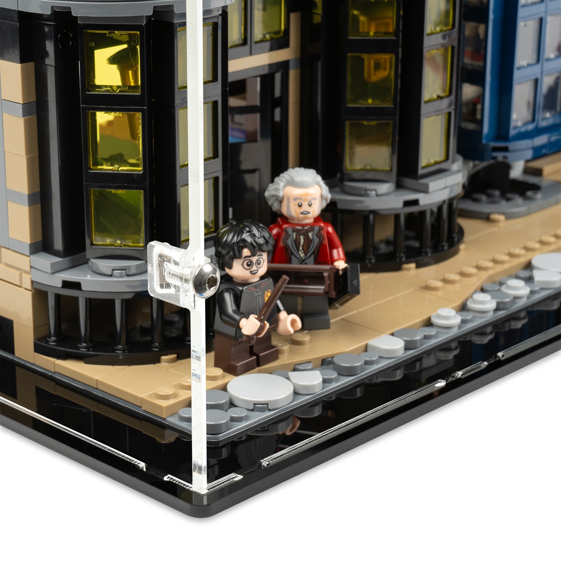 Fitting detail view of LEGO 75978 Diagon Alley Display Case.
