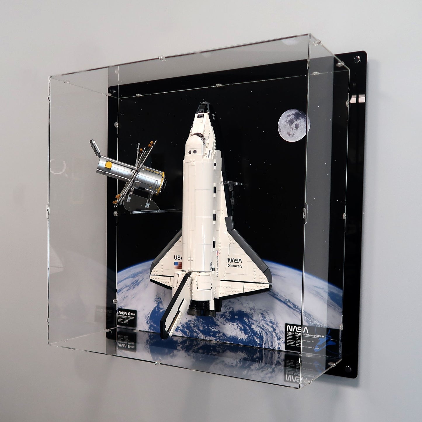 10283 NASA Space Shuttle Discovery Wall-Mounted Display Case