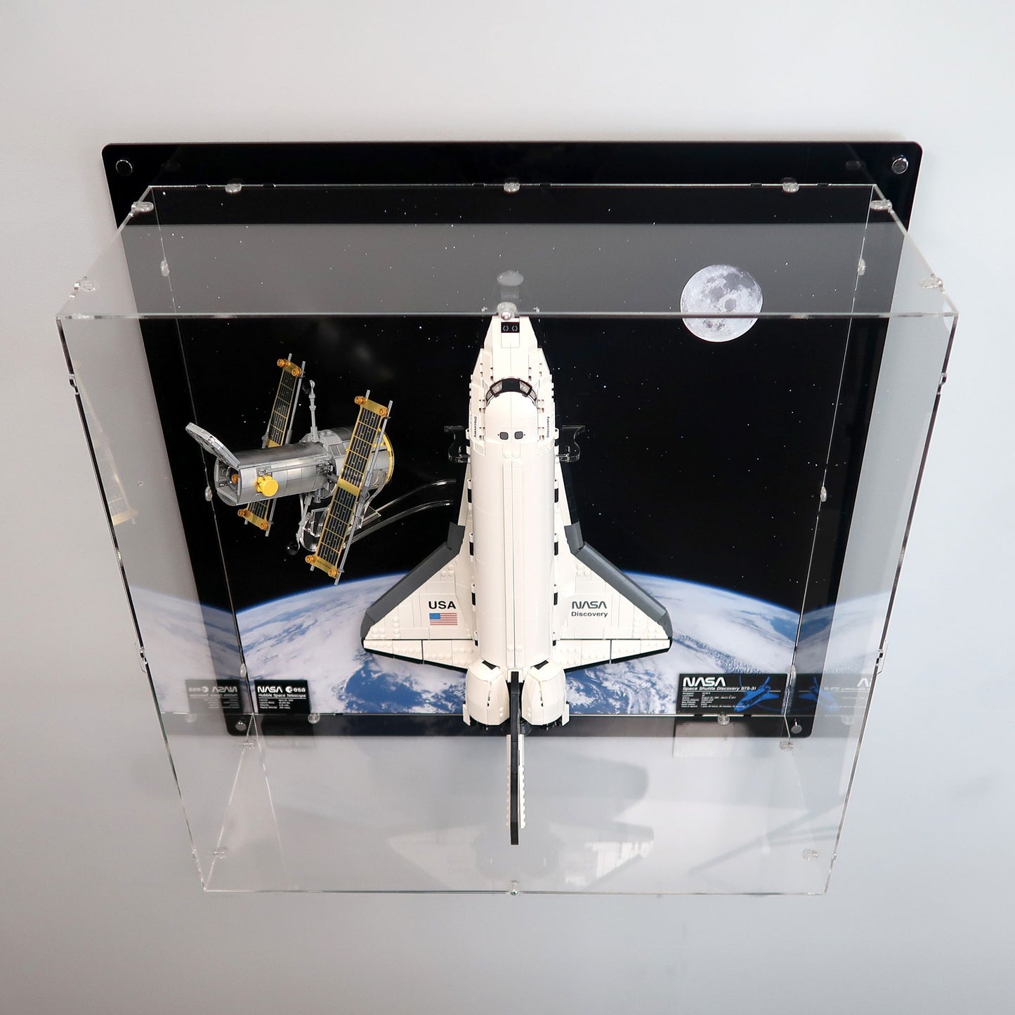 10283 NASA Space Shuttle Discovery Wall-Mounted Display Case