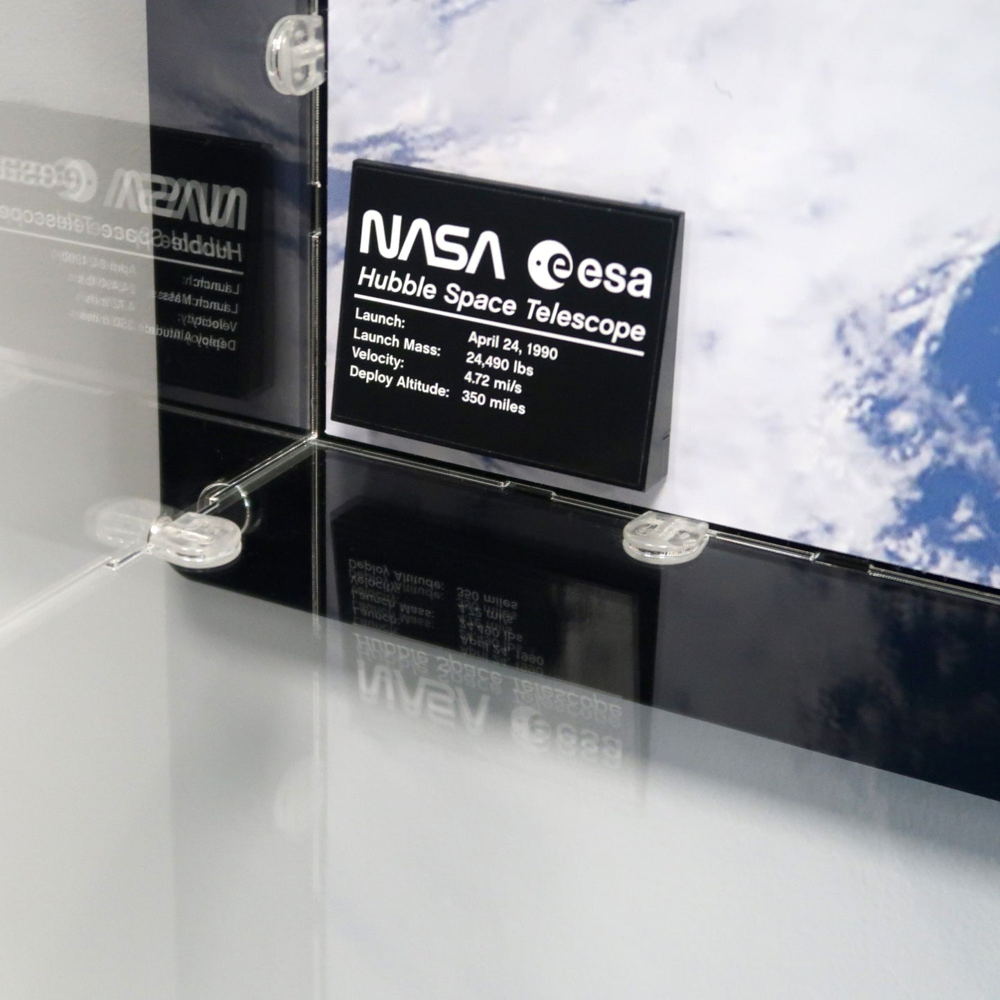 10283 NASA Space Shuttle Discovery Wall-Mounted Display Case